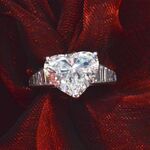Witgouden ring met een heart shape diamant van 5.04 carat met HRD cert