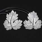 Witgouden oorbellen met diamanten in blad vorm
