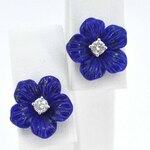 Witgouden oorbellen 0.18 carat met blauwe edele bloem en grote diamant