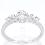 Witgouden ring met diamanten en een oval cut diamant