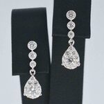 Witgouden druppelvormige oorhangers met diamanten