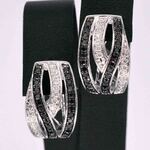 Witgouden design oorbellen met witte en zwarte (enhanced) briljant ges