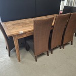 Houten eetkamertafel met 6 stoelen