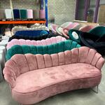 Roze bankje met zilveren poten