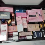 Volle krat met diverse soorten parfums