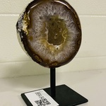 Agaat geode op metalen standaard