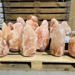 Ca. 16x Himalaya zoutlampen met houten voet