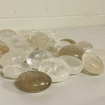 Ca. 30x Bergkristal handsteen