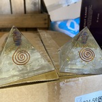 Ca. 20x Orgonietpiramide 75 mm met edelsteen en koper