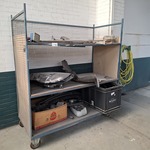 Magazijnwagen met diverse auto-onderdelen