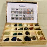 24 verschillende trommelstenen in kist