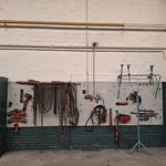 Divers richtbank en carrosserie-reparatiegereedschap op wandbord