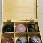 6x Edelsteenbollen in houten kist