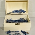 Houten kistje met ruwe kyaniet, blauw