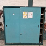 Schuifdeurkast met inhoud