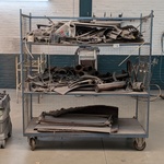 Diverse eend onderdelen in magazijnwagen