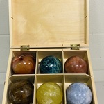 6 Edelsteenbollen in houten bak