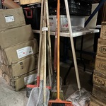 8x Schoonmaakartikelen w.o. bezems, trekker