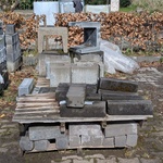 Partij pallisade blokken en U-stenen