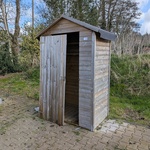 Picknicktafel met tuinhuisje