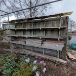 Partij houten planken, palen en vlonderplanken