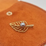 Goldplated leaf pendant met akoya parel