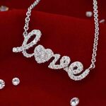 Witgouden ‘love’ collier met diamanten
