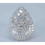 Exclusieve witgouden druppelvormige entourage ring met diamanten