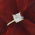 Gouden solitaire ring met een grote prinses geslepen diamant van 3.00