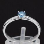 Witgouden ring met blauwe diamant, (lab grown)