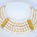 Gouden halscollier met rijen van parels en gouden motief schakels