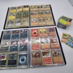 2x Mappen met Pokémon kaarten + stapel Pokémon kaarten