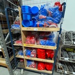 Magazijnkar met partij deksels