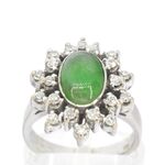 Witgouden ring met diamanten en een groene edelsteen