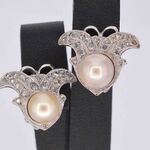 Witgouden oorclips met diamant en parels in vlindervorm