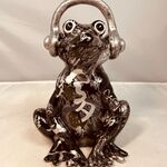 Gedecoreerd kikker sculptuur