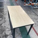Tafel, lichte kleur hout