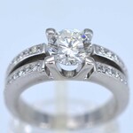 Witgouden ring met diamanten en een centrale diamant van 1.02 carat.