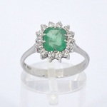 Gouden ring met de hand gemaakt met diamanten en hoge kwaliteit smarag