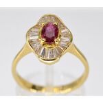 Geelgouden ring met robijn omringd door diamanten