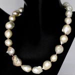 Parelketting met barok parels en een sterling zilveren sluiting