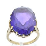 Sieraad met paarse edelsteen