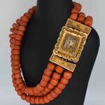 Ketting van bloedkoraal met bijzondere authentieke gouden sluiting