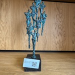 Bronzen beeld op sokkel