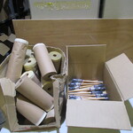 Ca. 21 kwasten en doos afplakpapier met plakrand Elma/Calliffeti