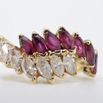 Geelgouden slagring met diamant en robijn