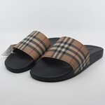 Paar slippers, maat 44, Burberry