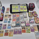 Pokémon collectie met map, boxen, stapels kaarten en vintage kaarten