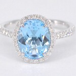 Witgouden entourage ring met ovaal geslepen topaas