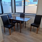 Kantinetafel met divers keukenbenodigdheden